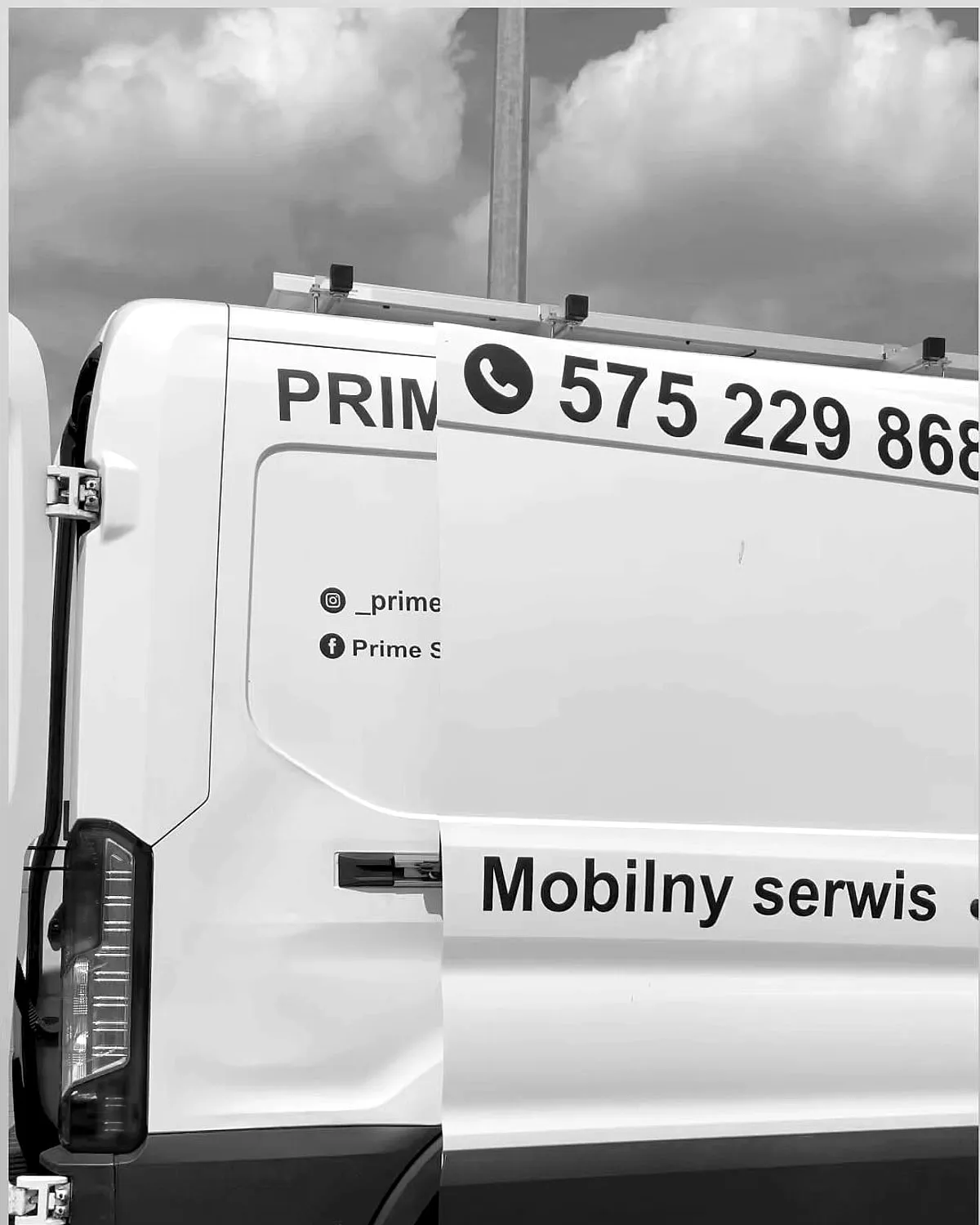 Tył busa PRIME z numerem telefonu i napisem Mobilny serwis