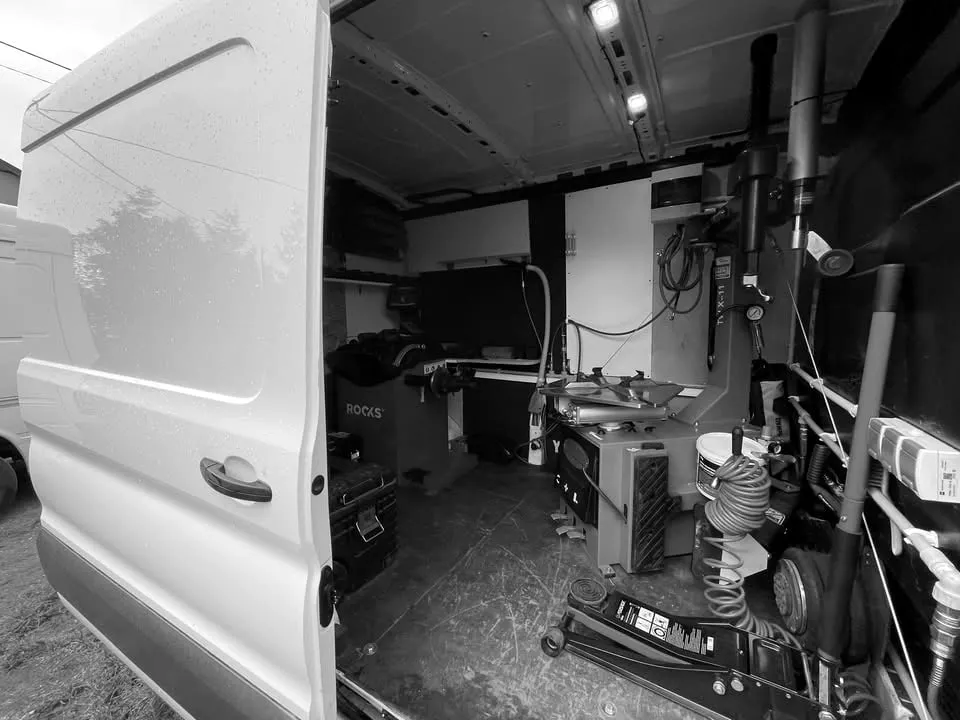 Biały bus PRIME Serwis Opon na poboczu drogi szybkiego ruchu